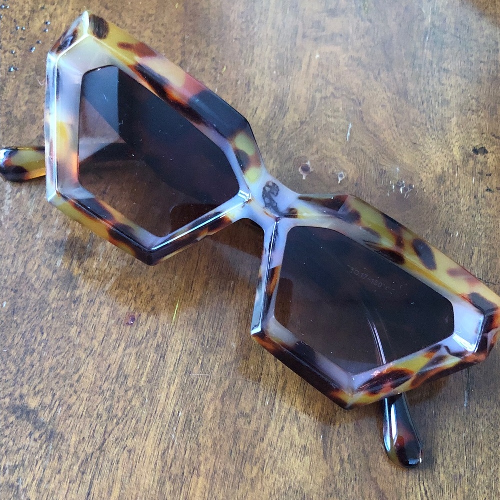 Tortoise Shell Geometric Retro trendy Sunglasses - Picture 2 of 8